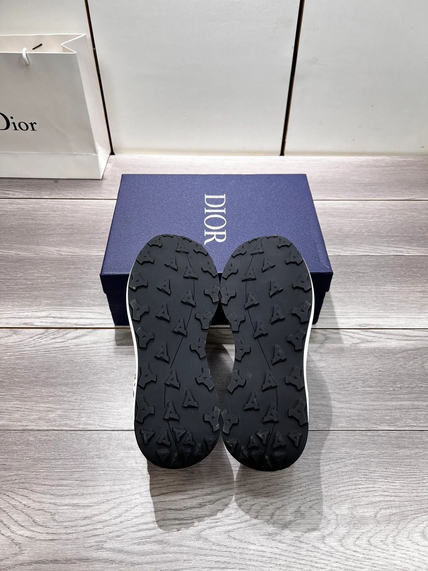 Factory price: 440💰Dior official website new style🎁🎁fashionable casual men's shoes👟, popular style💥simple and elegant version, exclusive for trendy men. Unique official website latest brand elements 👑original decoration, fashionable and generous, imported first-layer cowhide with original fabric✅breathable mesh lining, official website designated wear-resistant casual outsole, counter classic model taken in kind🎬Four colors available, code 38-44. Can be customized 45 non-returnable